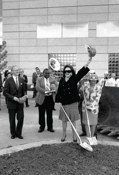 Nancy Hamon and Dallas Mayor Annette Strauss use special shovels to break ground in 1991 for the Museum’s new Nancy and Jake L. Hamon Building. Standing by are Chairman Irvin Levy and Dr. John W, Tatum, Sr., pastor of the St. Paul United Methodist Church, who gave a blessing on the occasion.