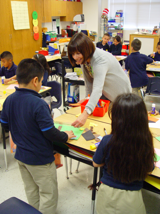 Go van Gogh® volunteer Karen Wyll leads a hands-on activity at Rosemont Elementary.