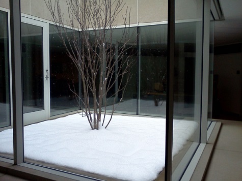 courtyard-in-the-dma-offices-covered-in-snow-2011